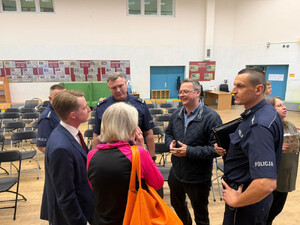 W sali konferencyjnej trzech policjantów oraz drupka osób cywilnych