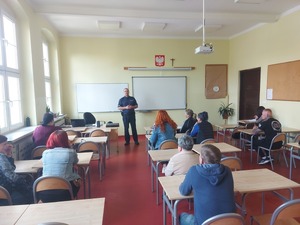 Policjant podczas prelekcji w sali szkolnej