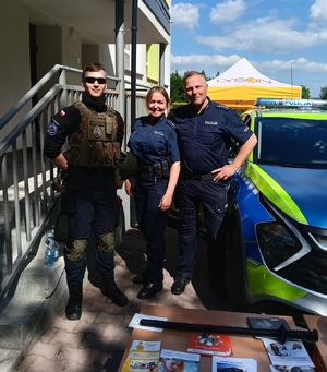 Dwójka policjantów oraz mężczyzna w mundurze polowym