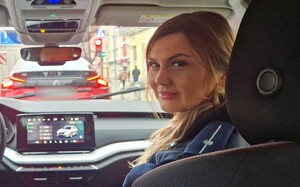 Uśmiechnięta policjantka wewnątrz radiowozu
