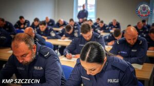 Sala wypełniona policjantami rozwiązującymi test