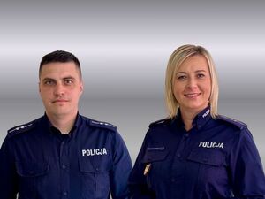 Dwójka uśmiechniętych policjantów na szarym tle