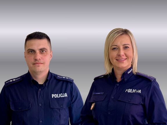 Dwójka uśmiechniętych policjantów na szarym tle