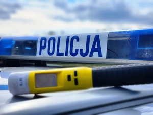 Zbliżenie galeryjki na dachu radiowozu i leżącego na nim alkotestu