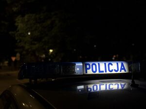 Galeryjka radiowozu w scenerii nocnej