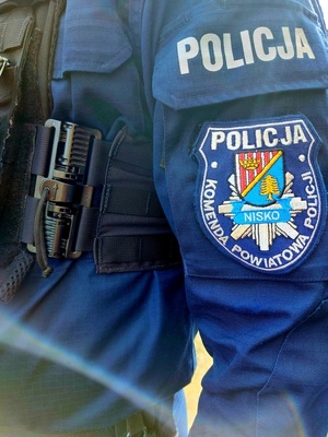 Zbliżenie rękawa bluzy policyjnej