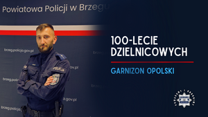 Policjant na tle granatowej ścianki KPP w Brzegu obok napis 100-lecie dzielnicowych