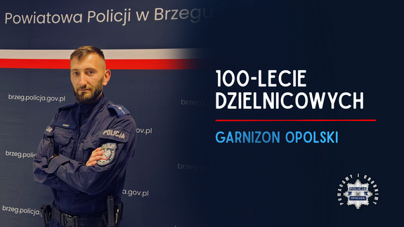 Policjant na tle granatowej ścianki KPP w Brzegu obok napis 100-lecie dzielnicowych