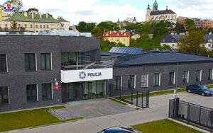 Budynek komisariatu Policji z grafitowej cegły