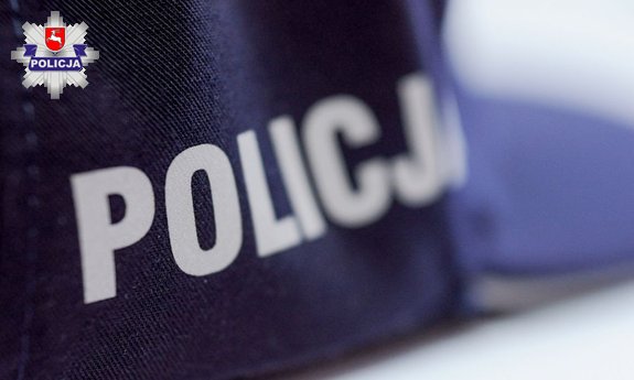 Zbliżenie czapki policyjnej