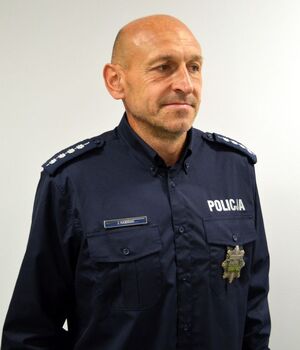 Zdjęcie policjanta w średnim wieku