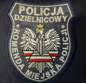 naszywka koloru granatowego z napisem POLICJA Dzielnicowy Komenda Miejska Policji