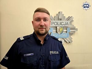 wizerunek policjanta w mundurze, mężczyzna około 30 lat
