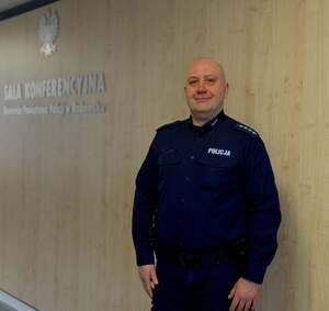 wizerunek policjanta w mundurze, mężczyzna około 50 lat