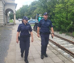wizerunek patrolu policji w składzie kobieta i mężczyzna w umundurowaniu służbowym
