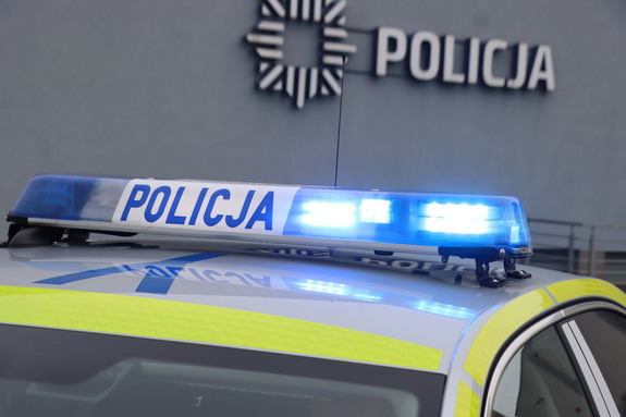 Dach radiowozu na tle budynku siedziby jednostki Policji