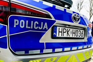 tylna część znakowanego radiowozu policji