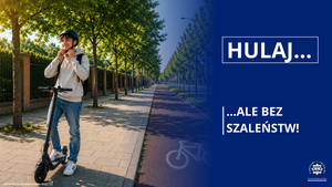 Uśmiechnięty chłopak w kasku stojący na hulajnodze, obok napis "Hulaj... ale bez szaleństw"