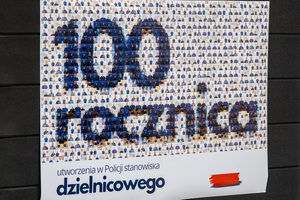 Grafika składająca się z miniatur zdjęć policjantów, z których ułożono napis "100 rocznica" a poniżej tekst "utworzenia w Policji stanowiska dzielnicowego"