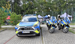 oznakowany radiowóz i dwa oznakowane motory policji