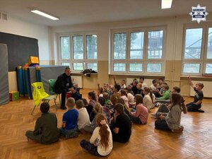 Policjant z grupą dzieci w sali gimnastycznej