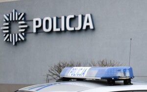 Dach radiowozu na tle budynku Policji