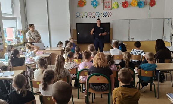 Policjantka podczas prelekcji w klasie szkolnej
