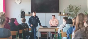 Policjant podczas prelekcji w sali szkolnej