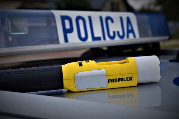 Zdjęcie dachu radiowozu z tzw. galeryjką, obok leżący alkotest