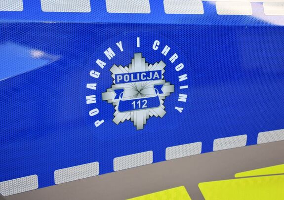 Bok radiowozu z gwiazdą policyjną i mottem pomagamy i chronimy
