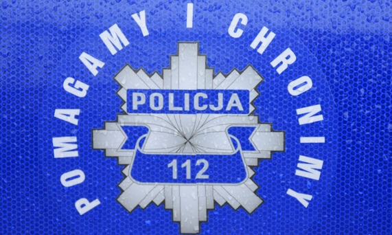 Grafika przedstawiająca logo Policji z napisem Pomagamy i Chronimy