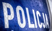 Bok radiowozy z napisem Policja