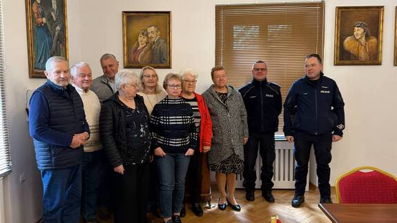 Policjanci na spotkaniu z seniorami