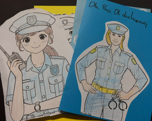 Dwa rysunki policjantek wykonane przez dzieci z podpisem "Dla Pani Oli Dzielnicowej"