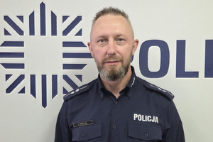 Zdjęcie przedstawiające wizerunek policjanta na tle logo Policji.