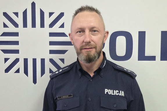 Zdjęcie przedstawiające wizerunek policjanta na tle logo Policji.