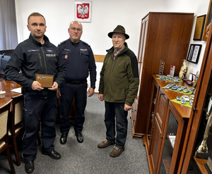 Zdjęcie przedstawiające dwóch policjantów oraz starszego mężczyznę w gabinecie,