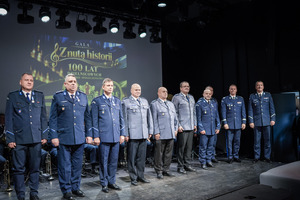 Zdjęcie przedstawiające policjantów w mundurach wyjściowych podczas konferencji ,