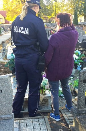 Zdjęcie przedstawiające policjantkę podczas rozmowy z kobieta.